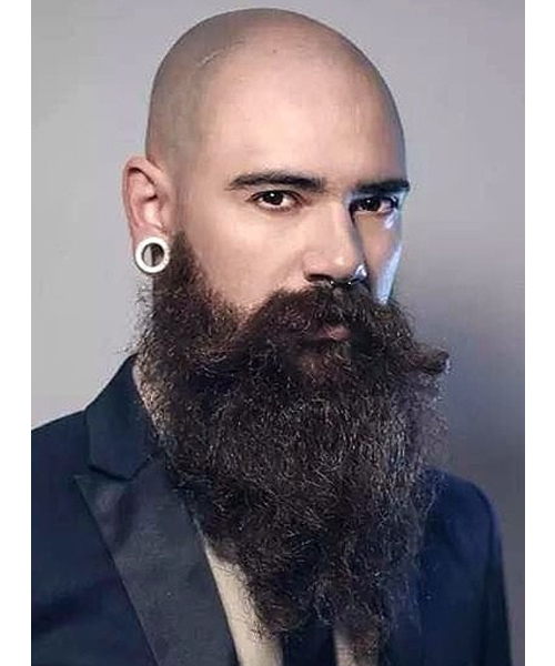 Hombre pelón con barba larga