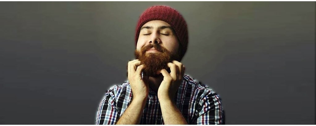 Hombre rascándose la barba debido al picor
